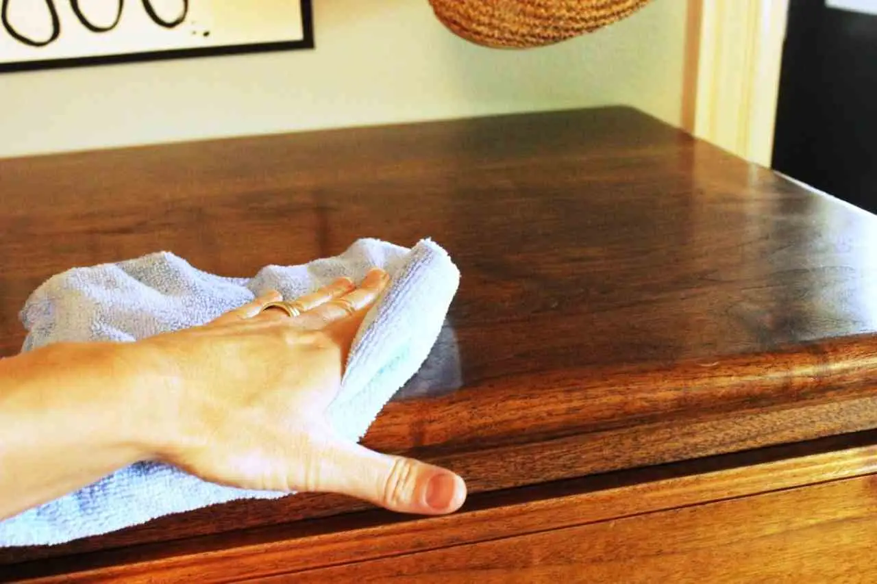 Non rovinare i tuoi mobili: ecco come spolverarli senza errori