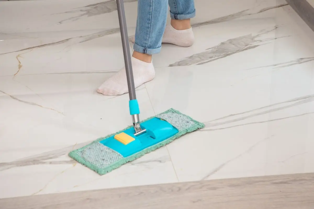 Ecco cosa succede se non lavi il pavimento di casa: lo dice un esperto