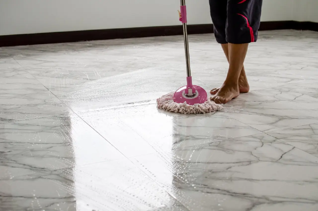 Il segreto per trasformare un pavimento opaco in una superficie brillante: la soluzione facile in cucina