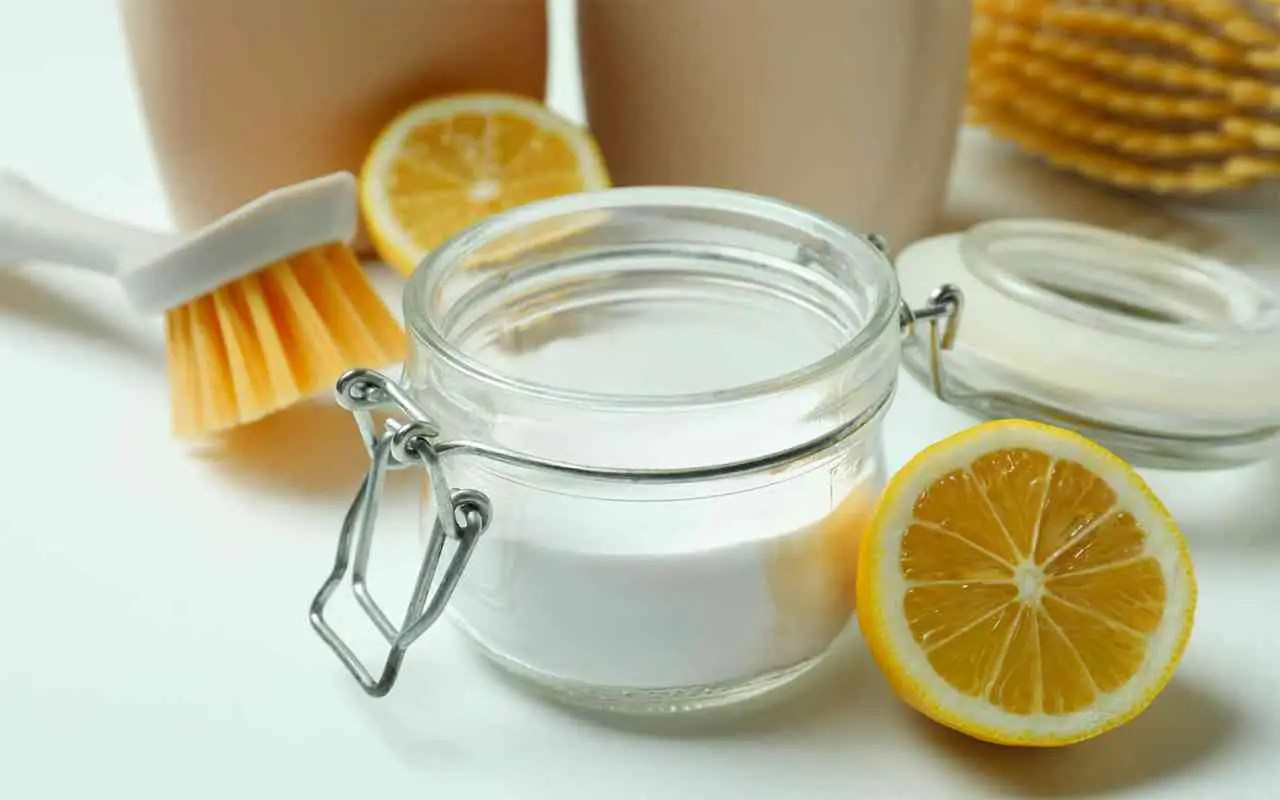 Ecco il trucco (con il limone) che toglie l’odore di vecchio dai cassetti in 2 minuti