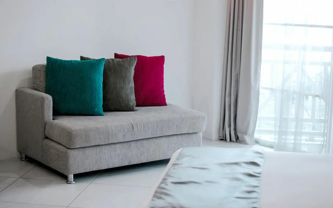 Il tuo divano è ingiallito e sporco? Ecco il metodo naturale per farlo tornare come nuovo