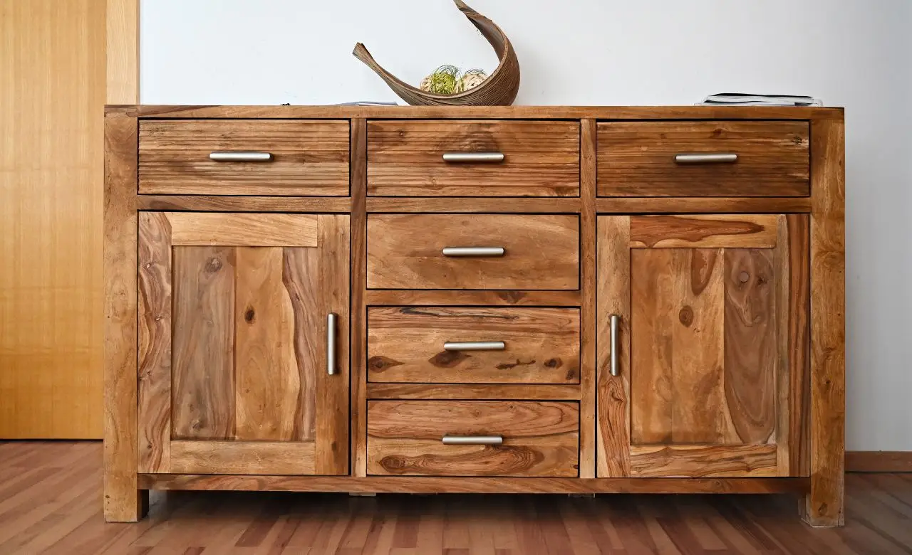 Allarme puntini gialli sui mobili: ecco cosa sono e perché devi intervenire subito