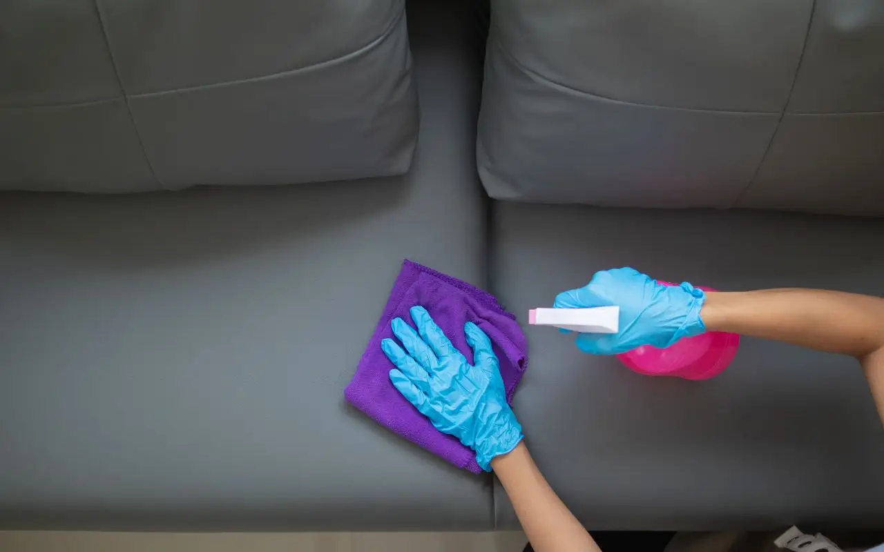 Come mantenere pulito il divano? Il trucco per mantenere il divano sempre pulito e senza macchie o odori