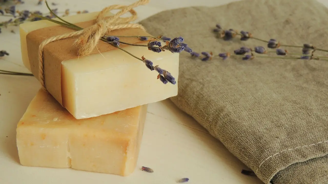 La ricetta definitiva per un detersivo piatti naturale al sapone di Marsiglia: sgrassa più di quello chimico