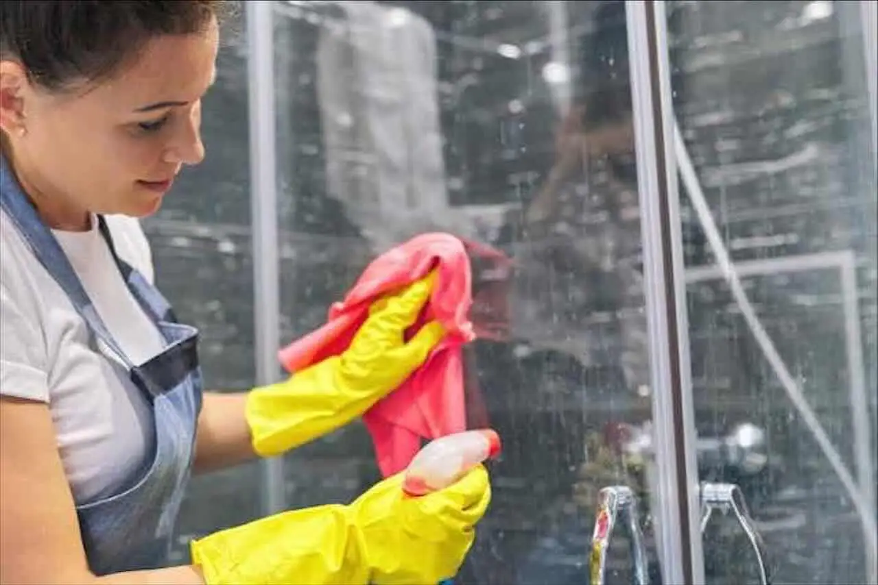 Stai sbagliando con la donna delle pulizie: ecco la checklist completa delle mansioni essenziali