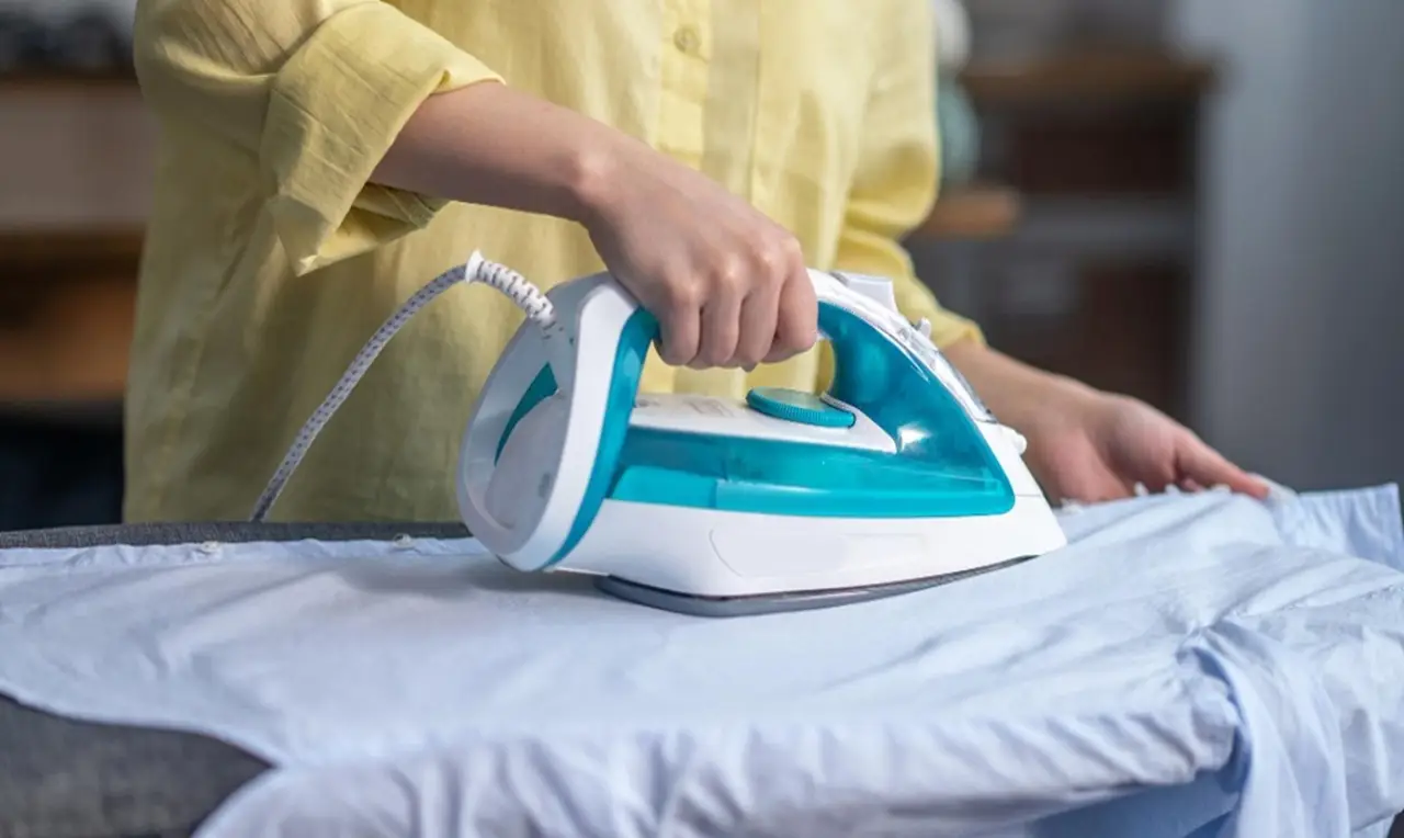 L’errore che fai nel tenere i vestiti da stirare: ecco il trucco per non sgualcirli
