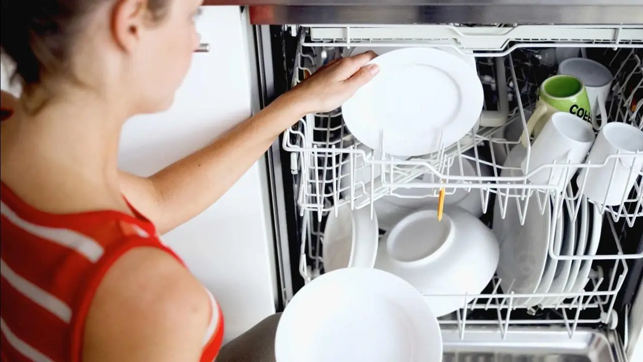 Il detersivo per lavastoviglie che usi non va bene: ecco quale scegliere per una pulizia perfetta