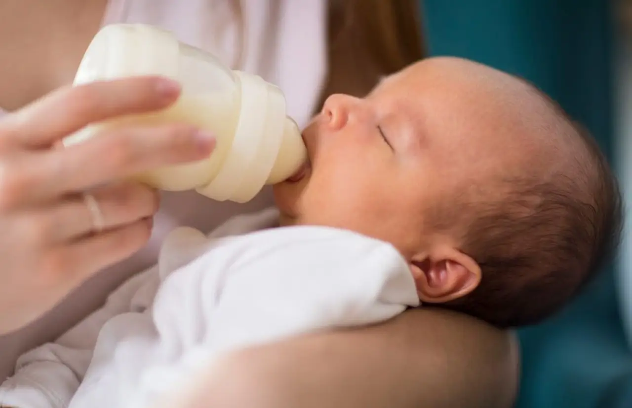 Il metodo corretto per sterilizzare biberon e oggetti con il disinfettante commerciale: ecco le dosi