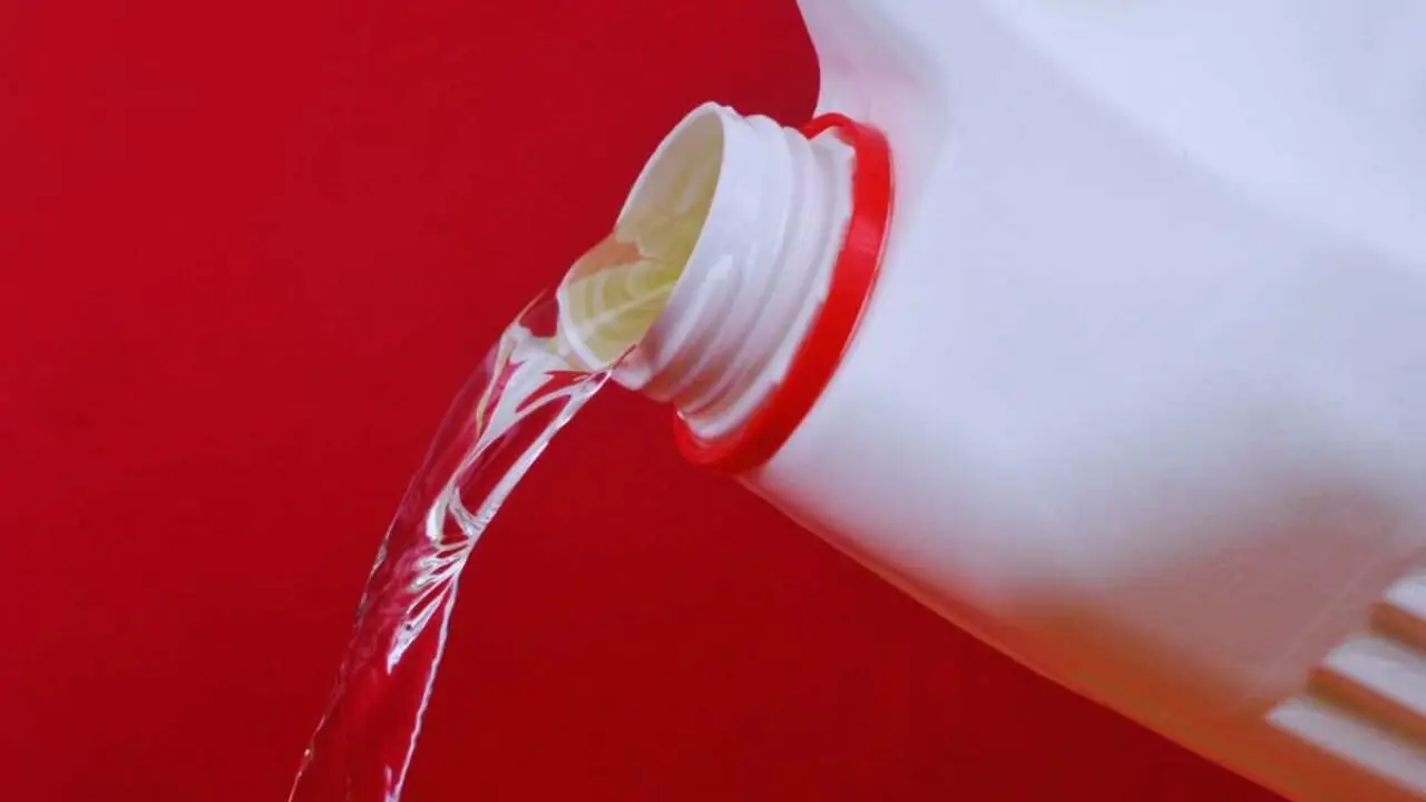 Non usare la candeggina sui colorati: ecco il prodotto che li disinfetta senza rovinarli