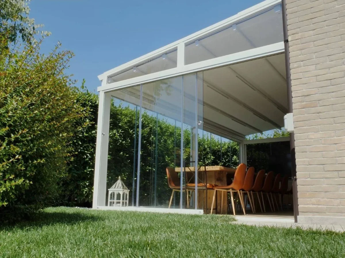 Hai una piccola veranda o balcone? Ecco come trasformarlo in un angolo relax con una semplice divanetto