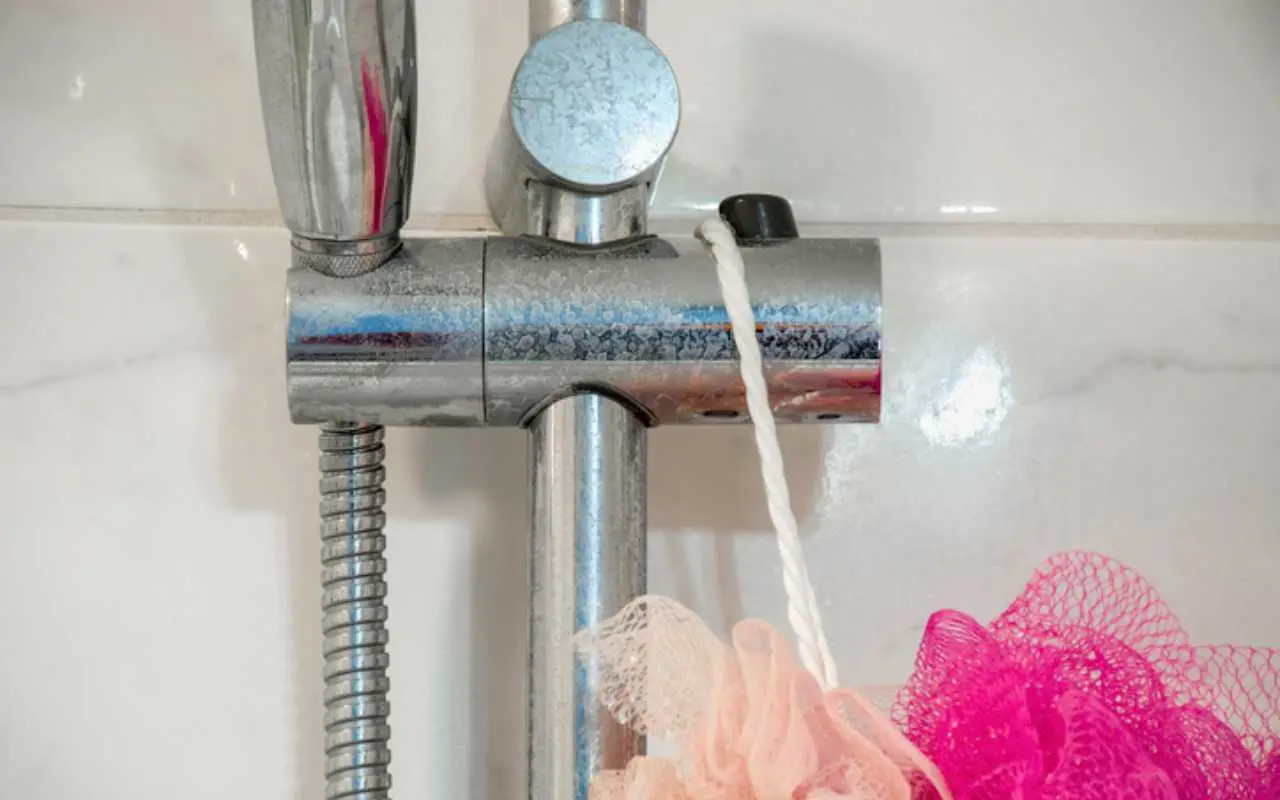 Come eliminare il calcare dalla doccia in 5 minuti usando un prodotto naturale