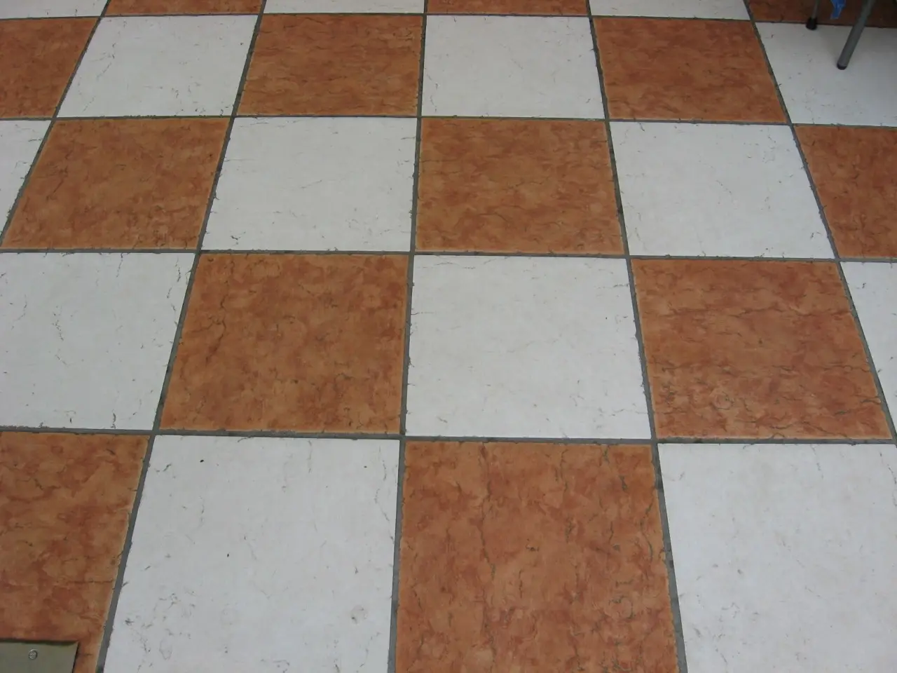 Come mantenere lucide le piastrelle del balcone la prova con tre prodotti naturali