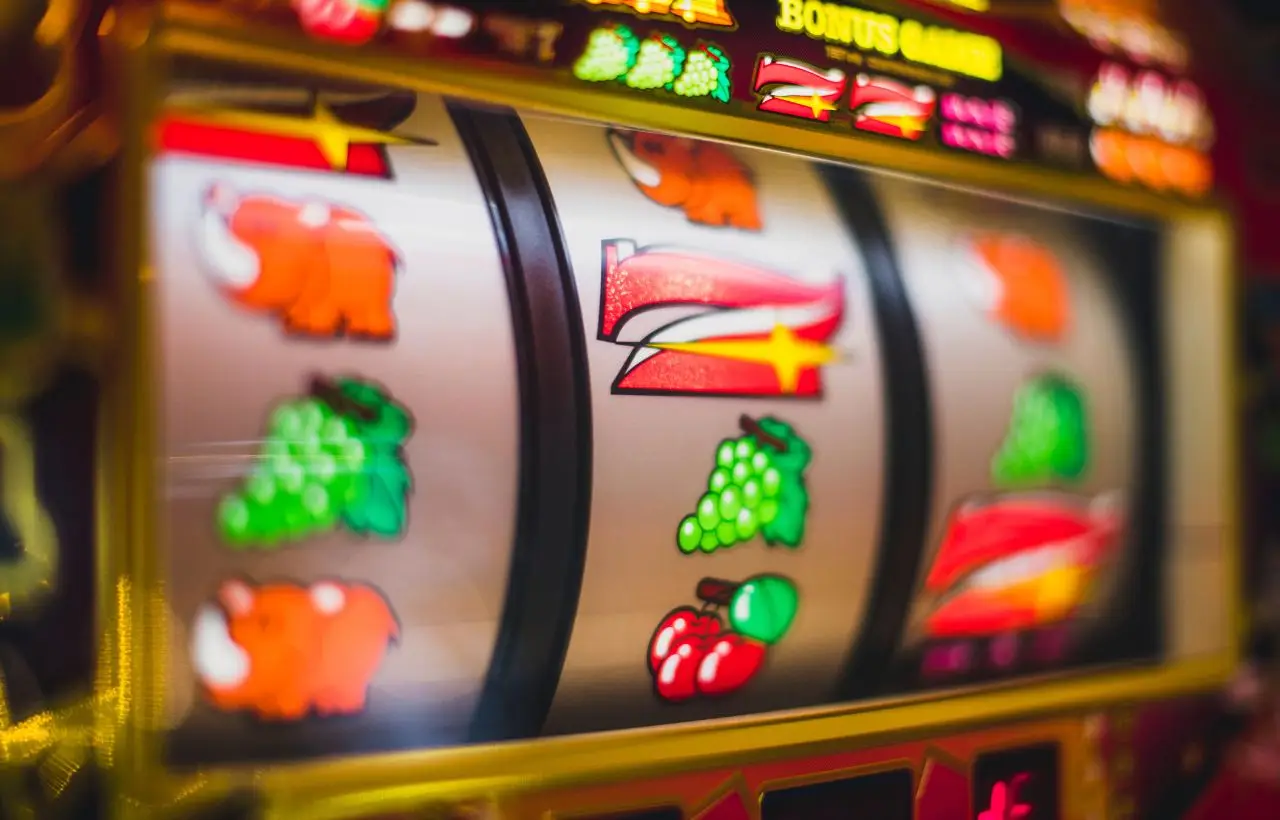 Slot machine da bar: ecco la vincita massima che puoi ottenere davvero e le probabilità reali
