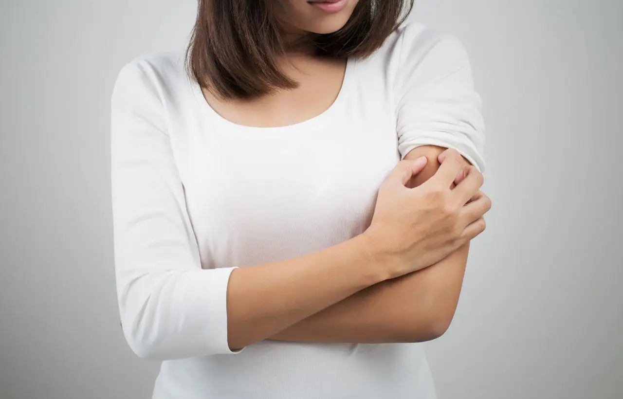 Ti prudono mani e braccia senza motivo? Attenzione a queste 5 cause nascoste